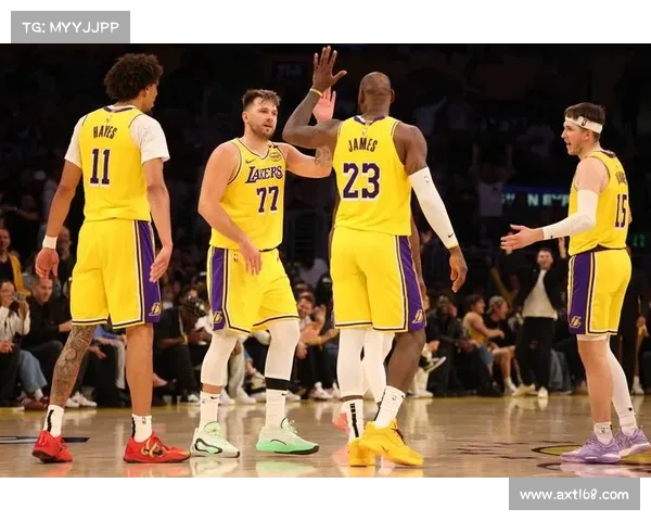 NBA:东契奇半场25分回应媒体质疑,特雷杨一战比肩库里哈登! NBA:东契奇半场25分回应媒体质疑,特雷杨一战比肩库里哈登!
